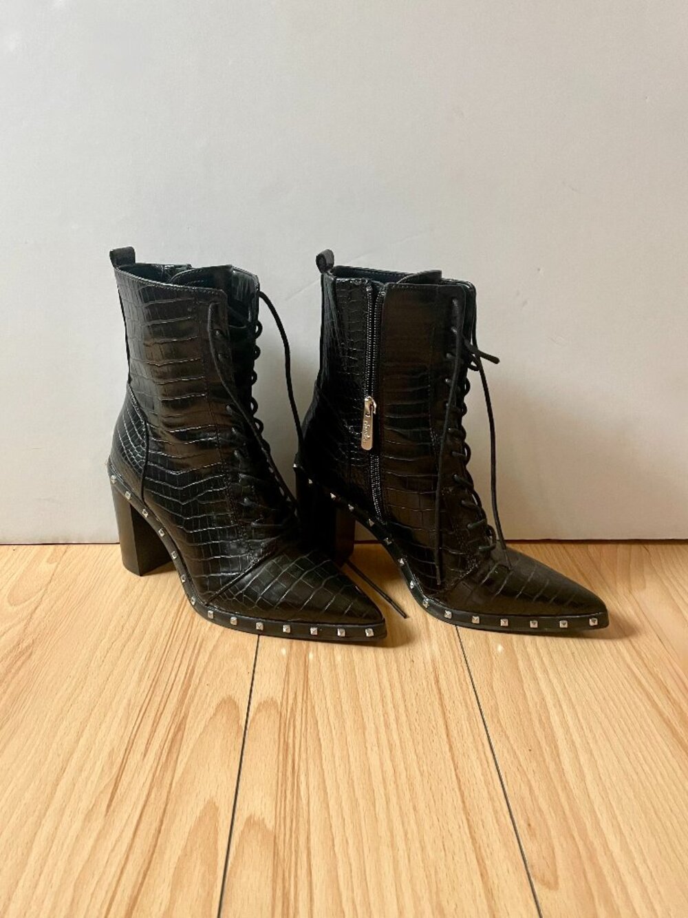 Charles David Duffy lace up boots, Feminine full point toe boots